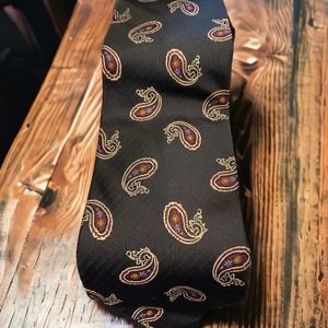Jos A Bank Paisley100% Silk Tie Blue/Burgundy/Gold
